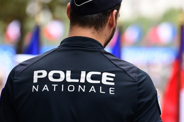 Un policier a été blessé, tôt le mercredi 11 septembre, dans le 8éme arrondissement de Marseille par un homme qui siphonnait du carburant dans une station-essence.