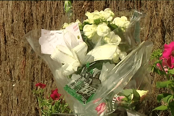 Au lendemain du drame, des fleurs ont été déposées place Bonnyaud 