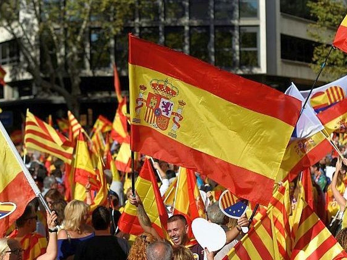 Catalogne Les Opposants A L Independance Haussent Le Ton Vive L Espagne Nous Sommes Tous Catalans A Barcelone