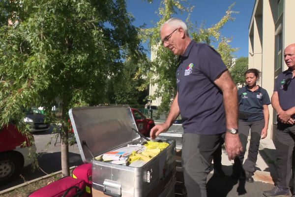 Le Dr Joël Richard, médecin bénévole, fait partie de l'équipe des pompiers humanitaires français, en route pour une mission d'aide médicale aux victimes du tremblement de terre au Maroc.