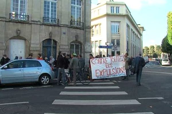 Les militants du "Collectif 14" devant le tribunal d'instance de Caen ce mardi 10 septmbre