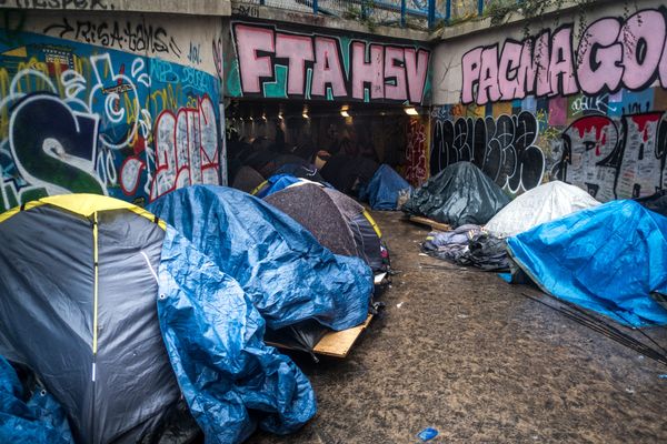 Campement sous un pont du périphérique parisien