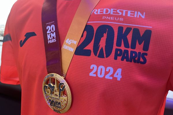 Le maillot et la médaille officiels de la 46ème édition des Vredestein 20 KM de Paris