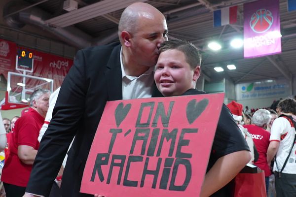 Hommage plein d'émotion pour Rachid Meziane et le public après son dernier match sur le banc de l'ESBVA.