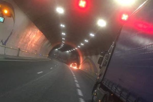 Hérault : l'A.75 fermée dans les 2 sens à cause d'une voiture en feu dans le tunnel du Pas de l'Escalette - 10 juillet 2020.