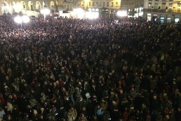 Quelques milliers de personnes place de la mairie à Rennes