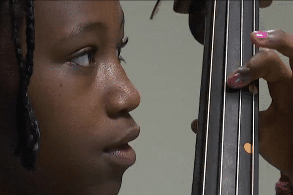 Les enfants choisissent un instrument en début d'année scolaire.