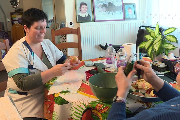 Laëtitia, aide à domicile à Aid'Aisne, partage la préparation des repas et de longues conversations avec Isabelle, handicapée.