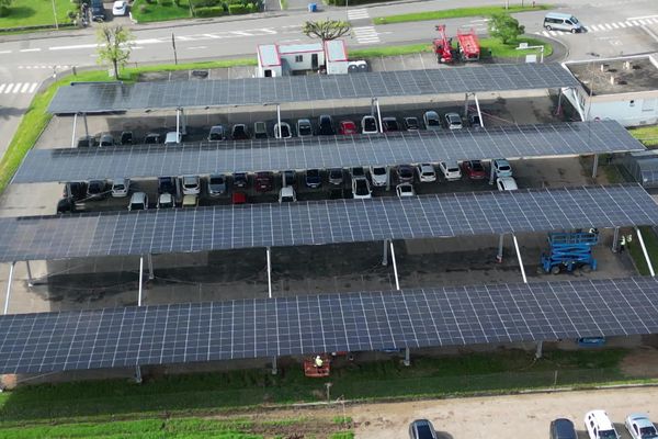 Un parking d'hôpital couvert de panneaux photovoltaïques.