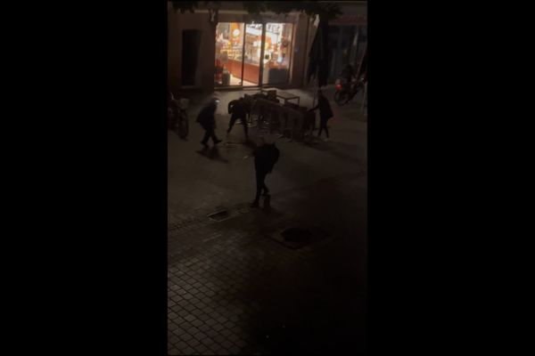 Un homme armé d'un couteau (ici au centre de l'image) a agressé des passants le 26 octobre à Strasbourg