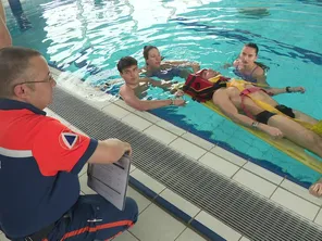 La Protection Civile est intervenue à la piscine de Saint-Junien auprès d'un groupe de futurs maîtres nageurs sauveteurs.