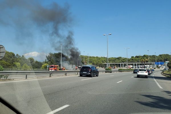 Un poids-lourd a pris feu en début d'après-midi ce dimanche sur l'autoroute A8.