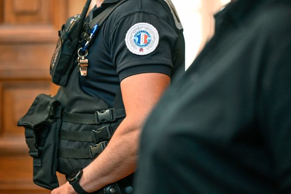 La personne présente à la barre n'est pas n'importe qui. C'est une policière du commissariat. Aux yeux de ses collègues, elle était pourtant considérée comme exemplaire. Gentille. Toujours serviable.