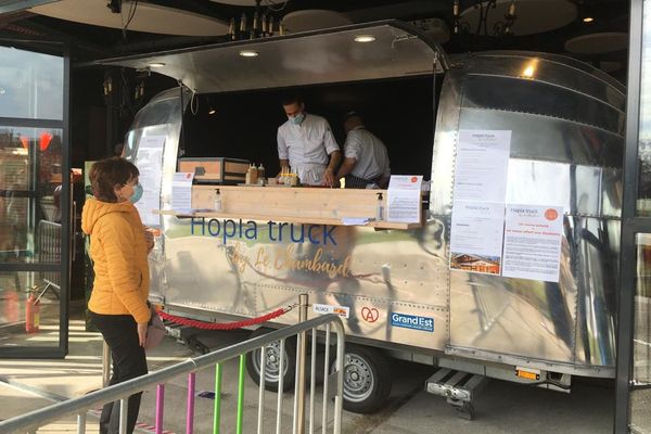 Le Hopla Truck du chef étoilé Olivier Nasti, situé dans le café Rapp de Colmar offre un repas gratuit aux étudiants pour un repas acheté, une contribution à la belle idée de deux mamans de Ribeauvillé