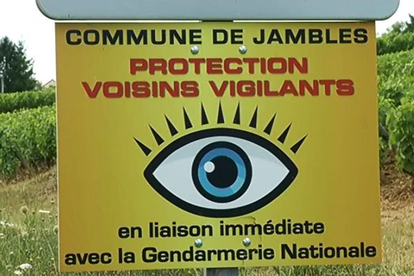 La commune de Jambles en Saône-et-Loire affiche la couleur sur le panneau d'entrée du village