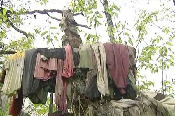 Les vêtements déposés près de la fontaine à dévotion.