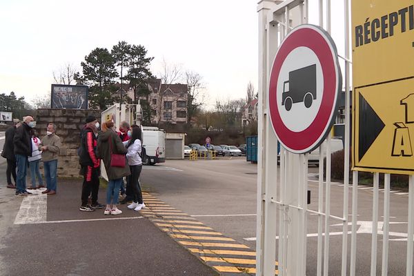 Une partie des salariés de Stanley Black&Decker ont participé à une assemblée générale à l'entrée de leur usine, à Besançon.