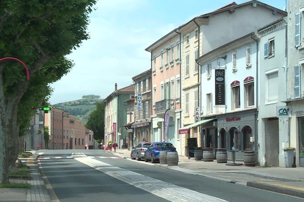 Ampuis, la petite commune du Rhône a placé la liste RN en tête des dernières élections européennes, le 9 juin 2024, avec plus de  42,9% des suffrages exprimés. Sur la rive droite du Rhône, entre colline et fleuve, Ampuis est située dans l'aire urbaine de Vienne.