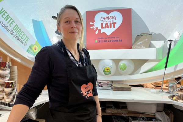 Coralie Fouquet, productrice de glaces "L'Amour est dans le lait" sur son stand du Salon de l'agriculture