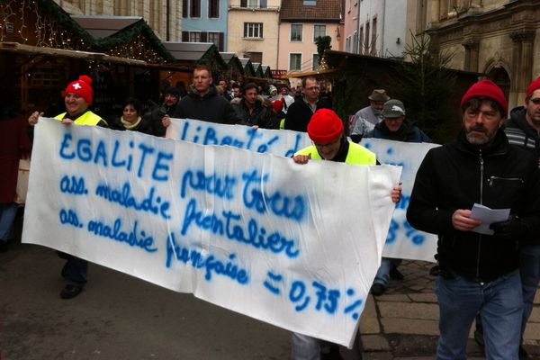 Les travailleurs frontaliers ont manifesté sur le marché de Noël de Montbéliard