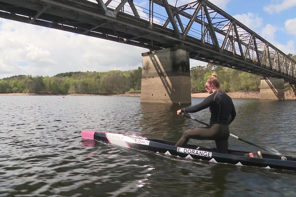 Eugénie Dorange en plein effort sous le pont du lac de la Croisille-sur-Brillance