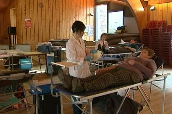 Le don du sang se porte bien en Haute-Loire. Illustration à Chaspuzac. Une petite commune de 700 habitants qui organisait une première collecte le 27 mars. Une première couronnée de succès.