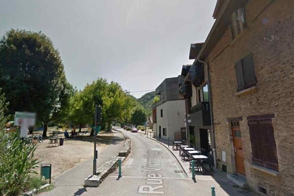 La rue Victor à Gières (Isère) où une policière a été violemment prise à partie ce mercredi 24 juillet 2019.