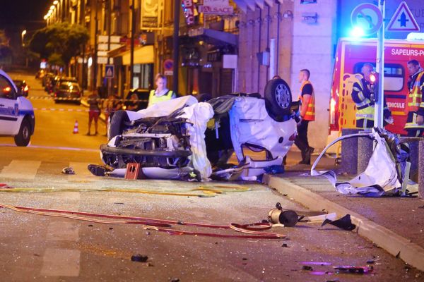 Les fuyards ont violemment percuté une voiture, la retournant et tuant son occupant.