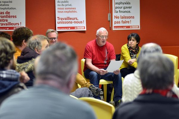 La Liste Lutte Ouvrière en réunion publique autour de sa tête de liste Yves cheère.