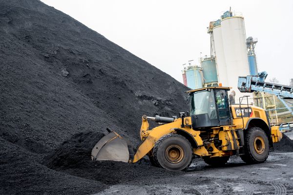 Au total, avec les sous-traitants, la fermeture de la centrale à charbon, sans conversion à la biomasse, menacerait 500 emplois selon les syndicats.