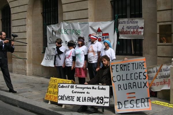 Mobilisation du collectif 08 "sauvegardons nos écoles" au ministère de l'éducation nationale (30/06/213)