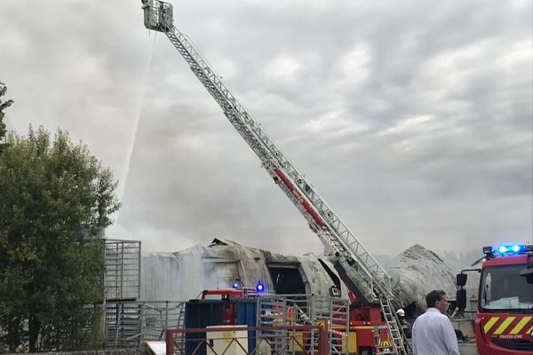 Un incendie a détruit les trois quarts de l'entreprise Le Relais, à Ploisy, dans l'Aisne, dans la nuit du 12 au 13 septembre 2022.