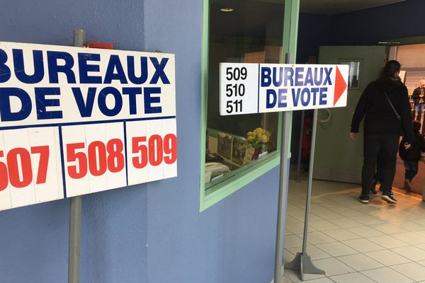 Les bureaux de vote pour le second tour de l'élection présidentielle ont ouvert à 8 heures, le dimanche 7 mai. Ils ferment à 19 heures pour la majorité d'entre eux et à 20 heures dans les grandes villes.