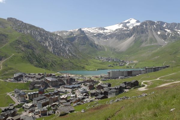 Illustration. La commune de Tignes reste menacée de submersion en raison de l'expansion du lac proglaciaire de Rosolin.