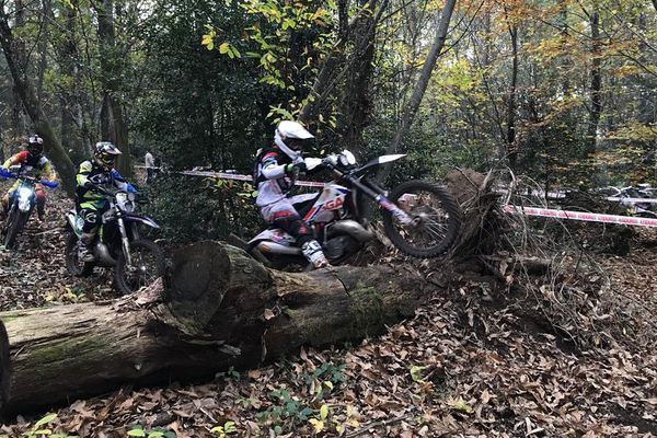 Les pilotes sont mis à rude épreuve avec différents obstacles à franchir.