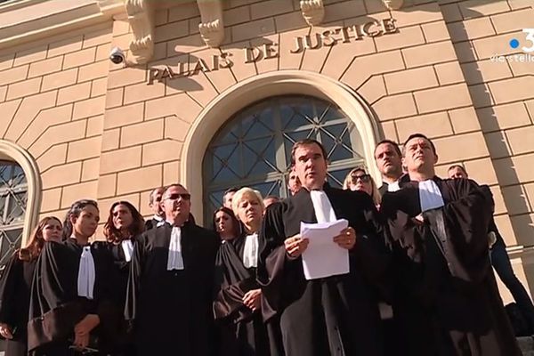 Jeudi 15 novembre, les avocats du barreau d'Ajaccio se sont rassemblés devant le palais de Justice de la ville pour protester contre la loi de programmation pour la justice. 