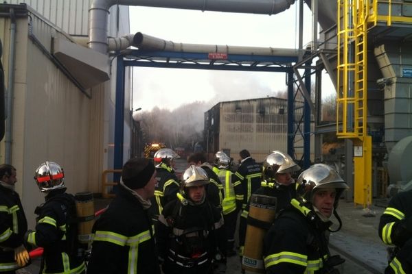 Un bâtiment de stockage de l'usine Aubert et Duval aux Ancizes (63) est détruit par les flammes mais le feu a été maîtrisé par la centaine de pompiers dépêchés sur place. Le bâtiment de 700m2 contenait différents types d'acides. http://auvergne.france3.fr/2013/01/09/incendie-cette-nuit-l-usine-aubert-et-duval-aux-ancizes-177023.html