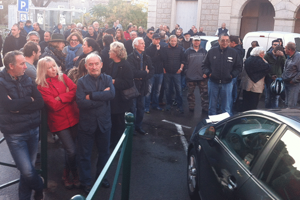 Environ cent personnes se sont rassemblées ce mardi devant la mairie de Porto-Vecchio. 