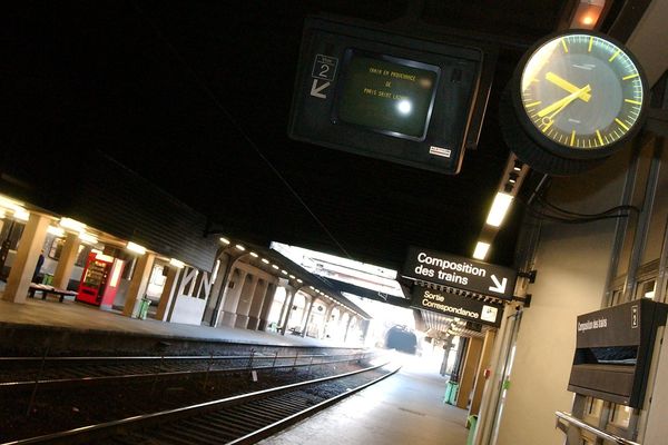 A certaines heures de la journée, des quais de gare encore déserts, comme ici à Rouen.