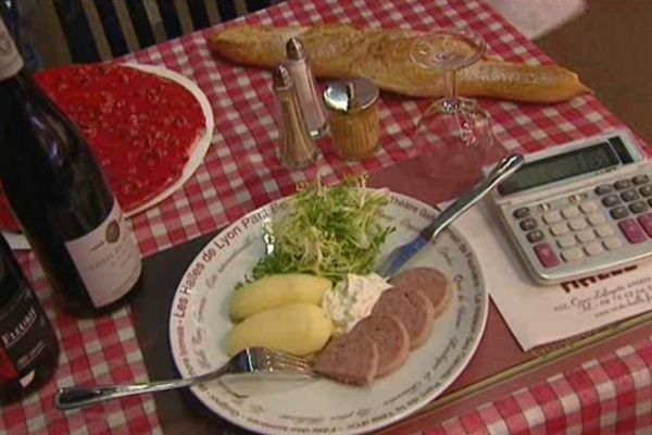 Saucisson à cuire, cervelle de canut, pommes de terre... Un menu de réveillon très lyonnais, et très peu onéreux. 