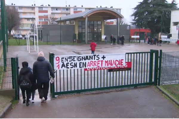 Les enseignants et les parents d'élève avaient préparé une action devant l'école Bourdenière à Chenôve