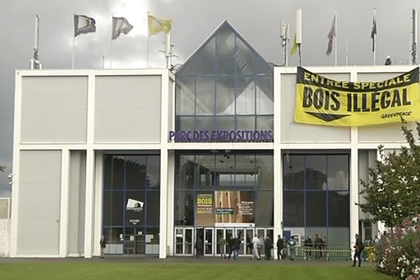 une banderole déployée à l'entrée du Parc des expositions à Nantes 