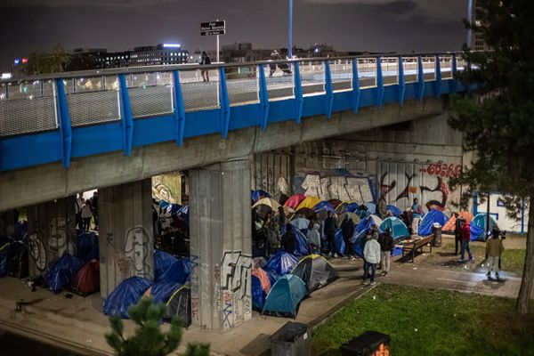 Des camps de fortune se forment en région parisienne. Les associations réclament une mise à l'abri de ces personnes exilées.