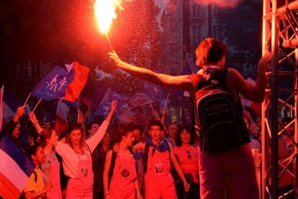 Des manifestants anti-mariage pour tous sont rassemblés devant les locaux de la chaîne M6, à Neuilly-sur-Seine (Hauts-de-Seine), où François Hollande est reçu dans l'émission "Capital". 