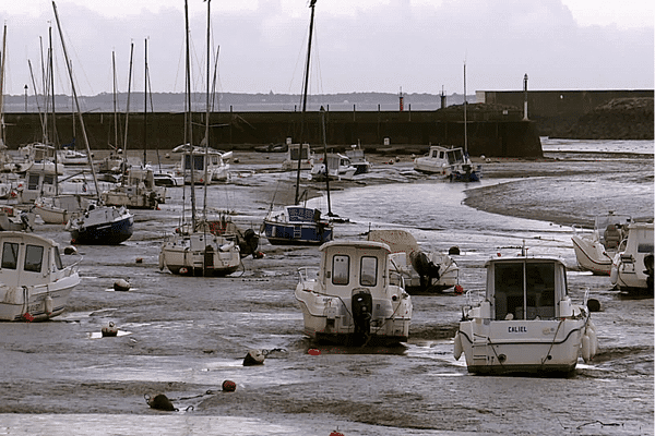 À marée basse, tous les bateaux du port d'échouage de Pornic reposent sur de la vase.