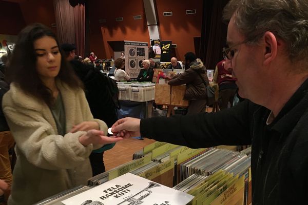 Tours Les Passionnes De Musique Se Sont Donnes Rendez Vous A La 37e Edition De La Convention Du Disque