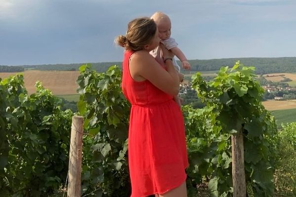 Mathilde Savoye avec son fils au milieu des vignes.