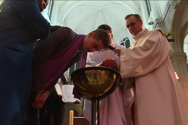 Un baptême d'adulte en l'église Saint-Sever de Rouen, dimanche 1er avril 2018, jour de Pâques.