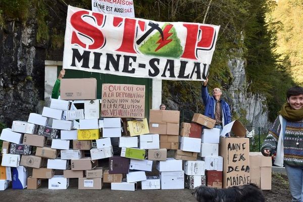 Depuis 2017, des associations se mobilisent contre la réouverture de la Mine de Salau (Ariège) fermée depuis 1986.