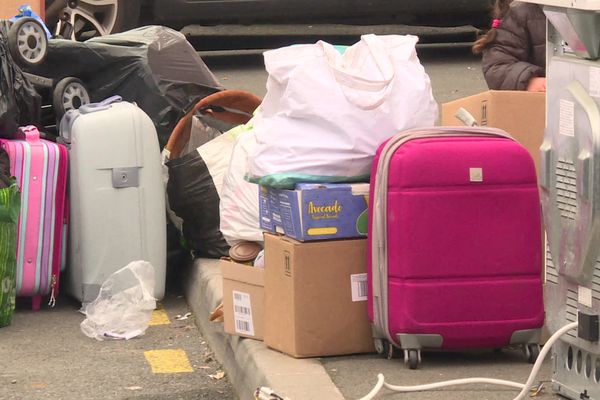 Poussettes et valises dans la rue, 11 février 2021. L'évacuation des 300 occupants du squat de la zone livre de Cenon a été opérée "en plein hiver et en pleine pandémie", "une décision ignoble" selon les associations.